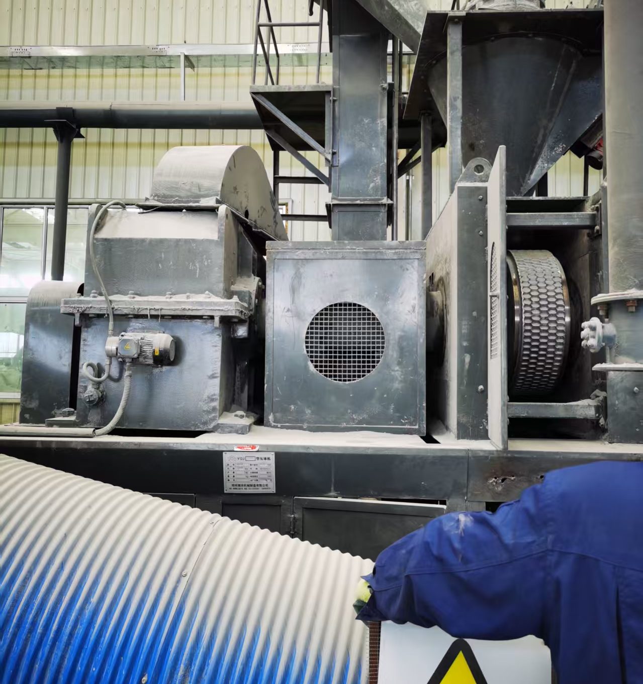 литейные заводы по производству ферросплавов, гравитационная сухая пыль от пылеуловителей формуются в шарики с помощью высоконапорного шарообразователя для сухого порошка LyQ